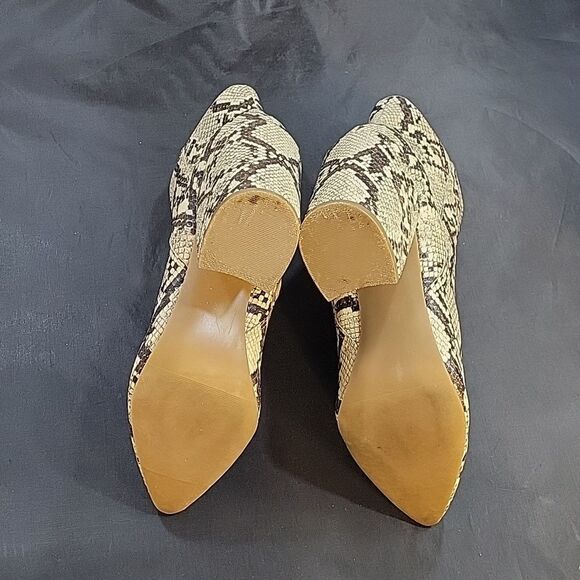 SUGAR SGR-EVVIE ANIMAL PRINT POINTED TOE BLOCK HEEL ANKLE BOOTIE - Picture 12 of 16